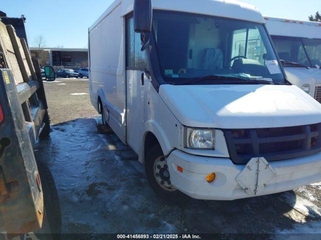  Salvage Isuzu Commercial Van