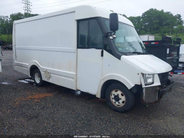  Salvage Isuzu Commercial Van