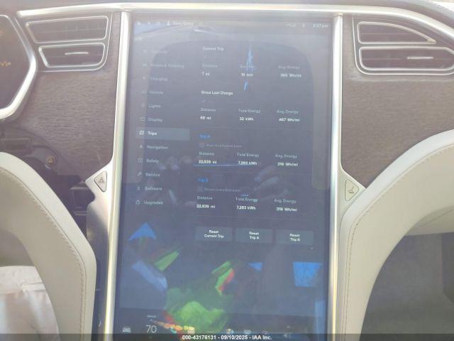 Tesla Model S P85 Image 13
