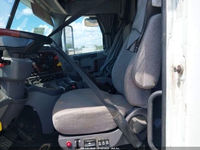 Freightliner M2 106 Image 14