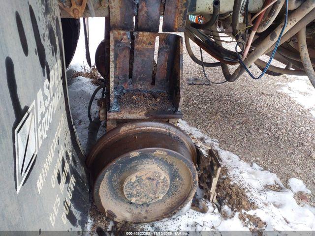 International 7000 7400 Image 13